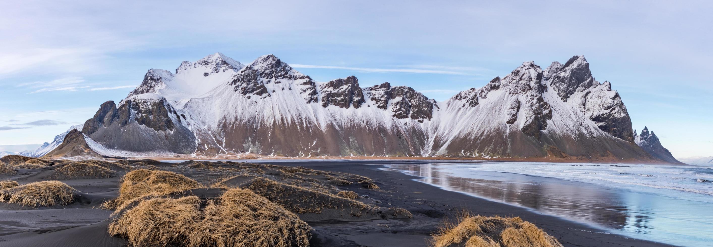 Vista de la península de Stokksnes en el Parque Nacional de Vatnajokull en Islandia foto