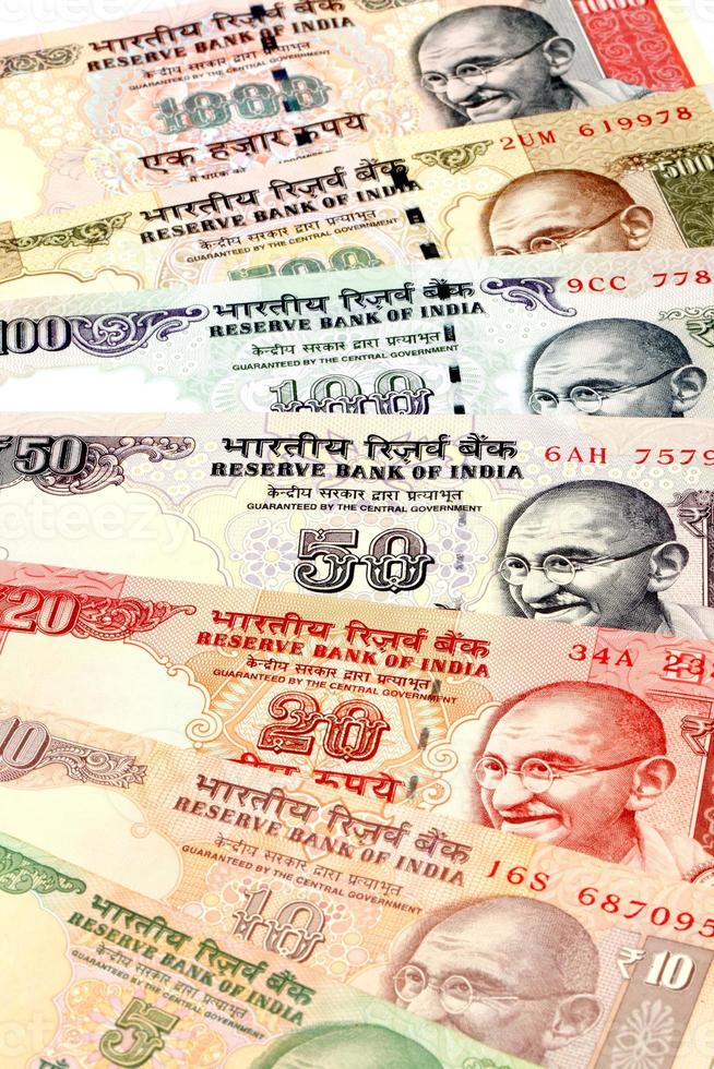 Cerca de billetes de moneda india foto