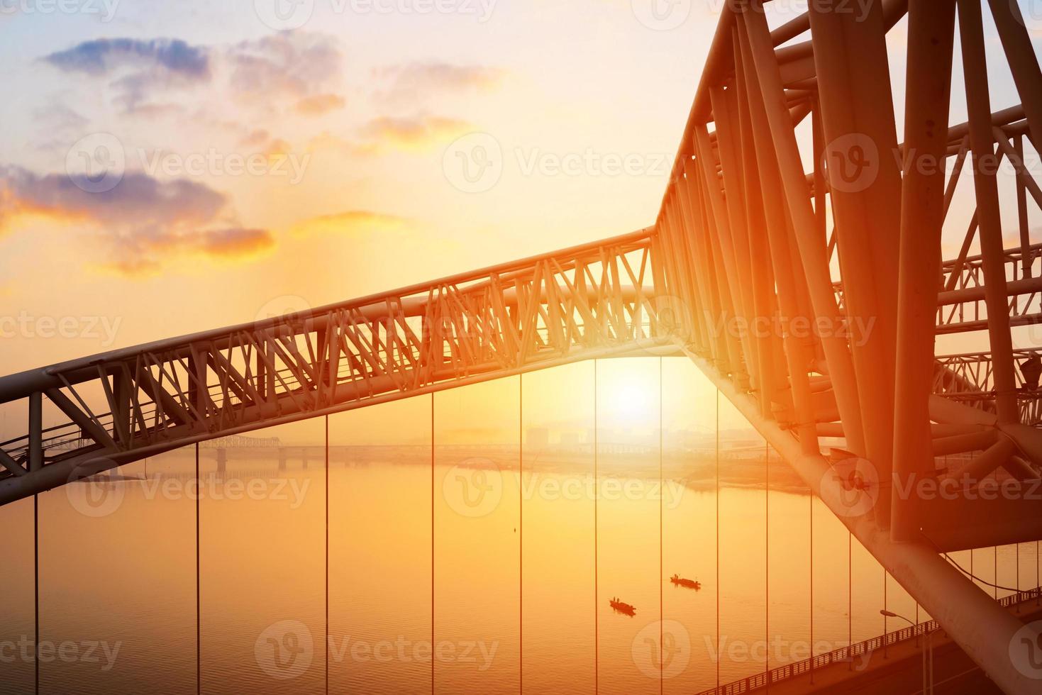 puente con fondo de cielo azul de una ciudad foto