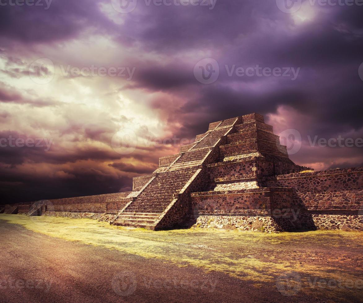 Foto compuesta de la pirámide azteca, México
