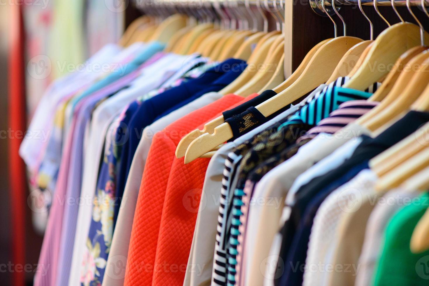 Variedad de ropa colgada en el estante en boutique foto