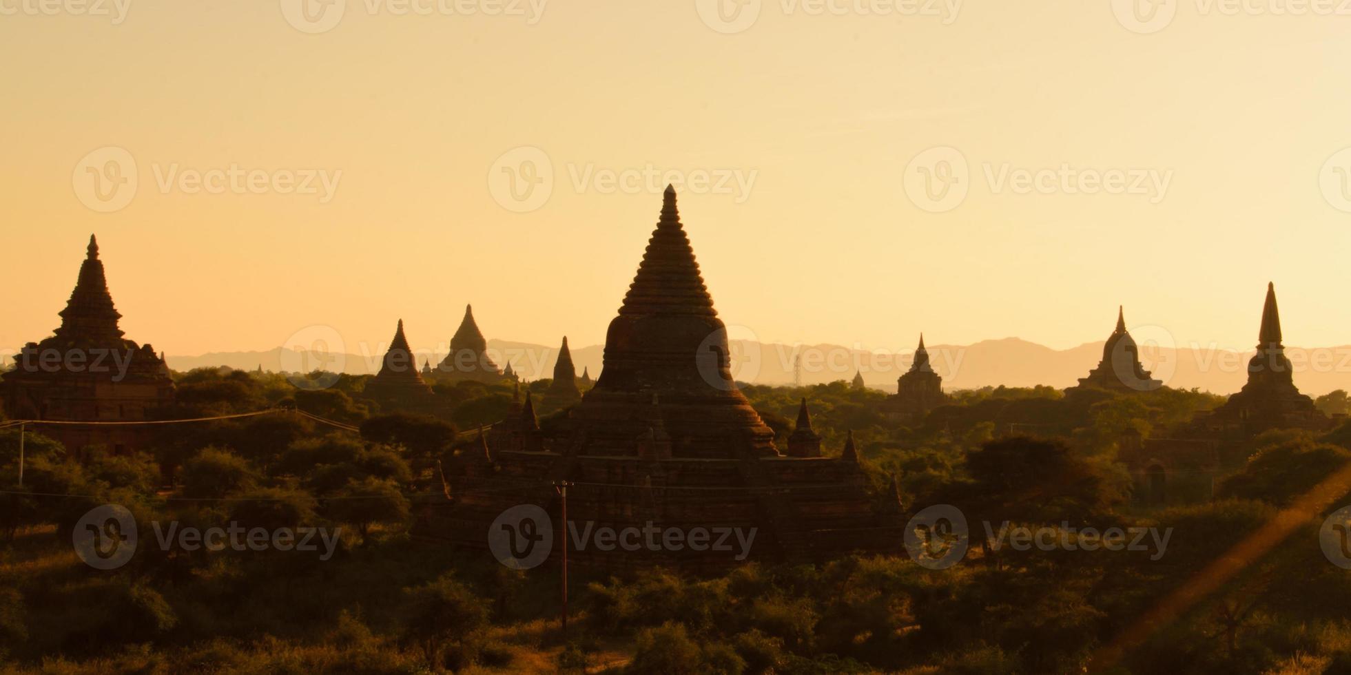pagodas en bagan, myanmar foto