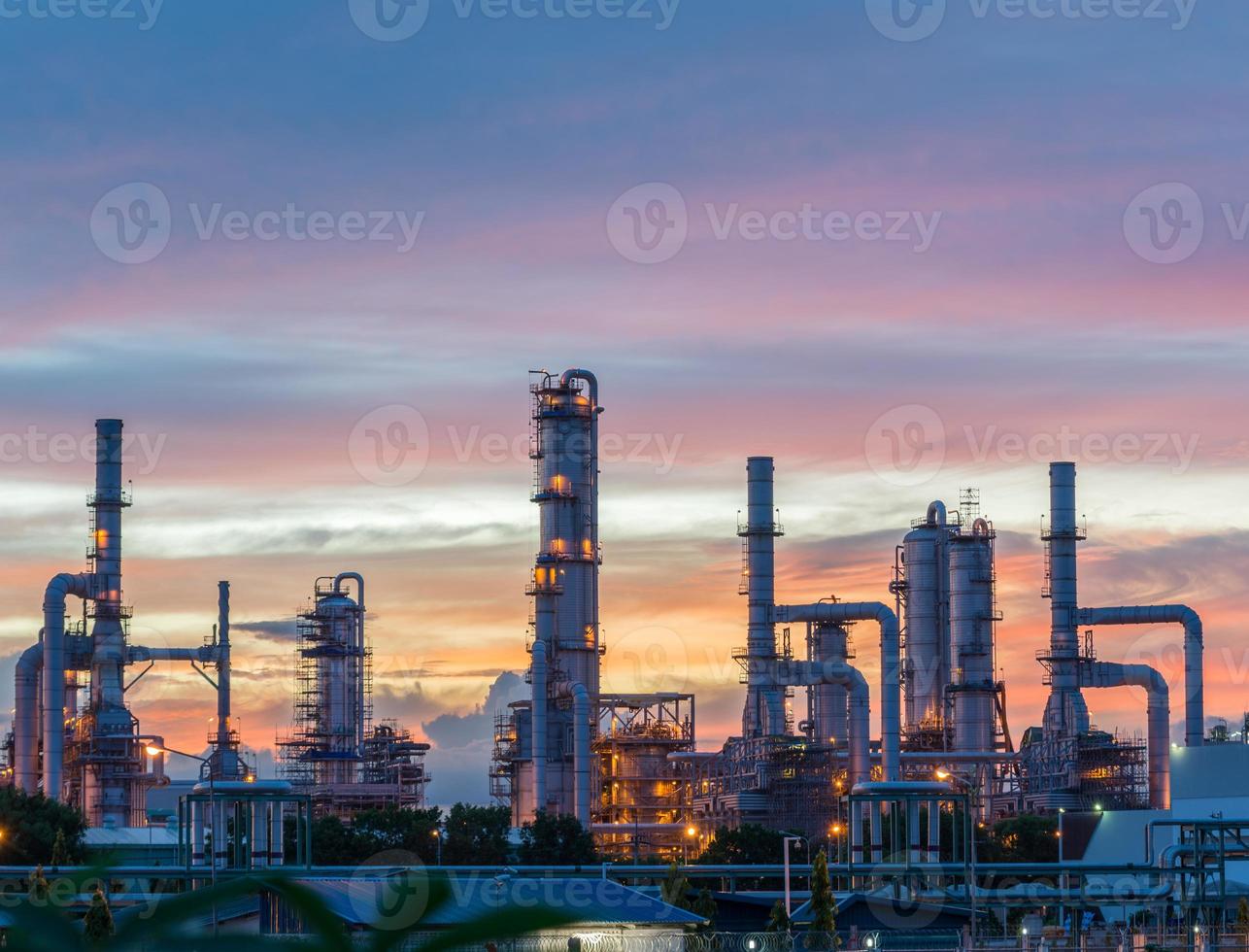 silueta de refinería de petróleo y gas en el crepúsculo foto