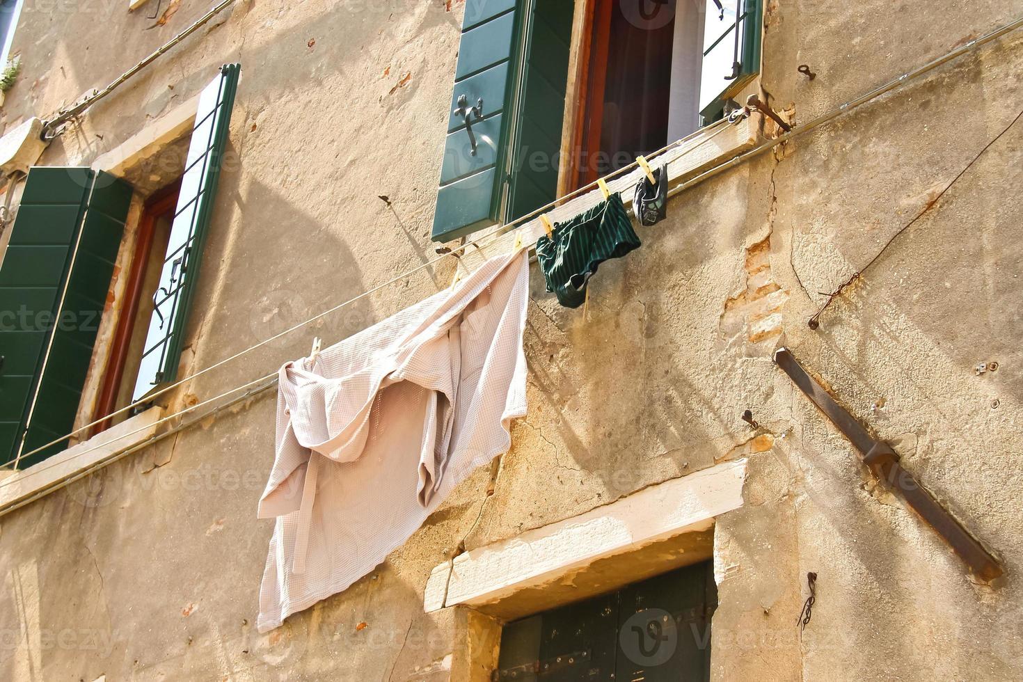 ropa interior en tendedero para secar fuera de la casa italiana 1115577  Foto de stock en Vecteezy