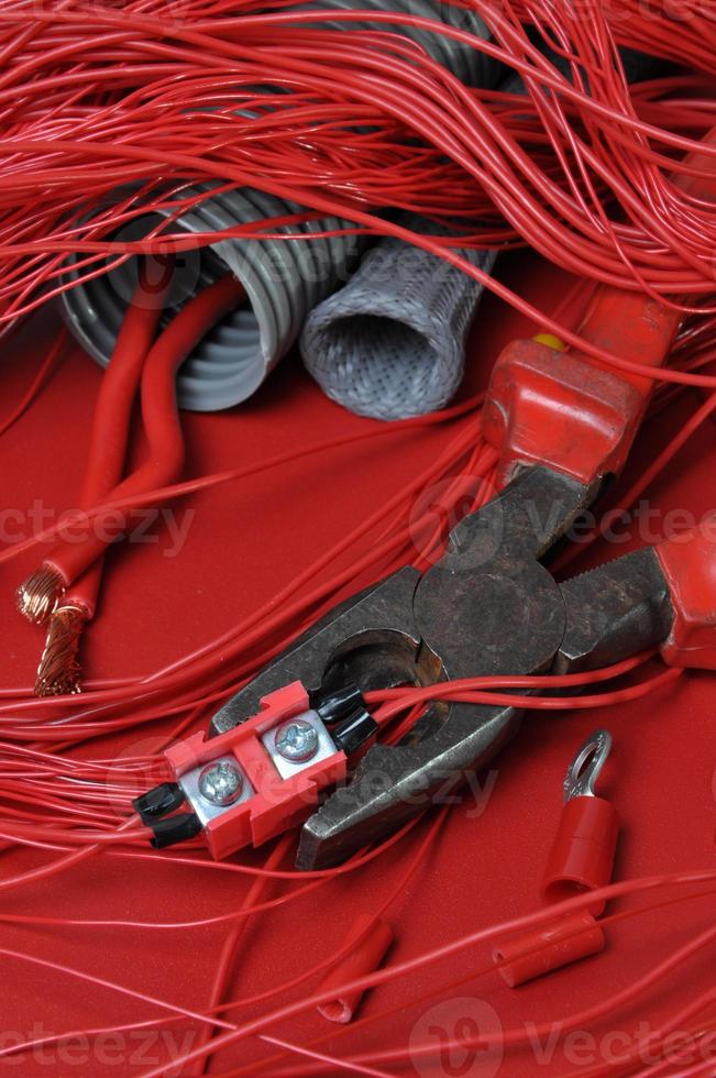 componentes eléctricos y herramientas en los colores actuales de rojo vivo foto
