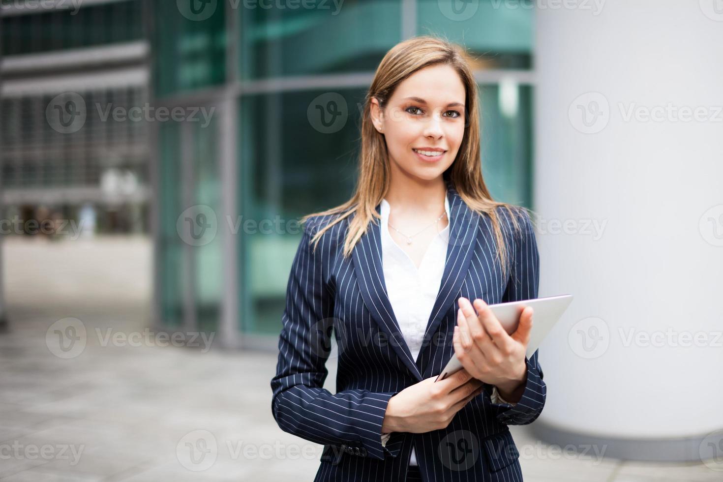 Empresaria usando una tableta digital foto