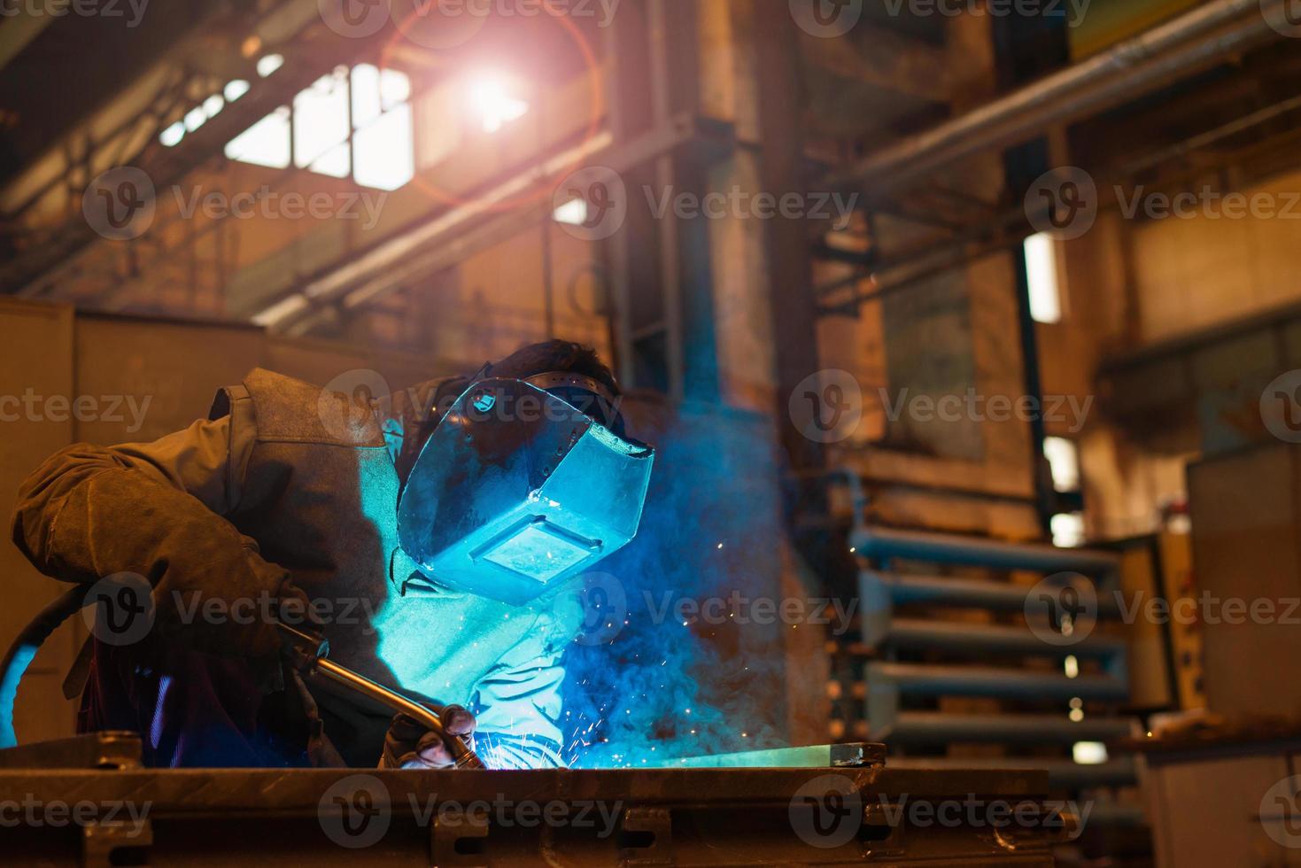 Man welding photo