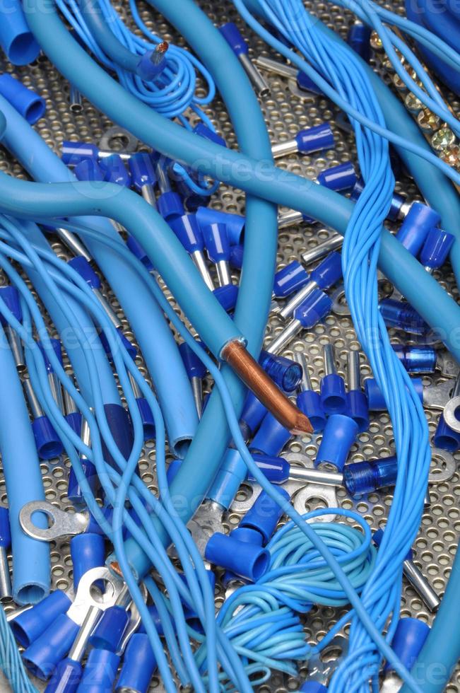 Kit de cables y componentes eléctricos para su uso en instalaciones eléctricas. foto
