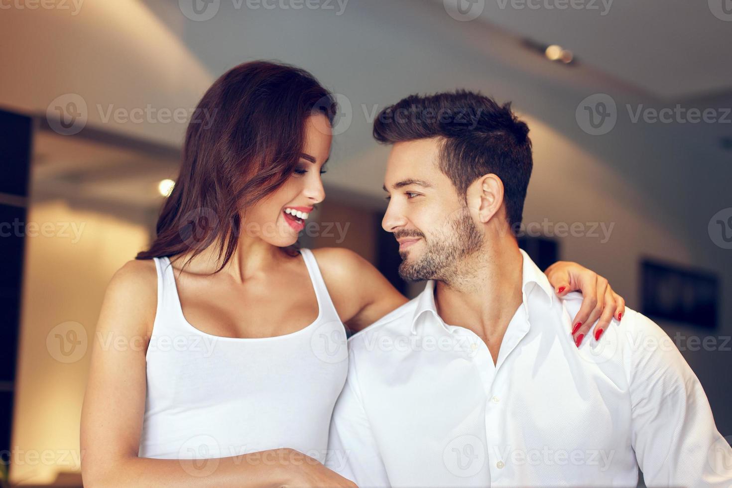 joven pareja exitosa en casa foto