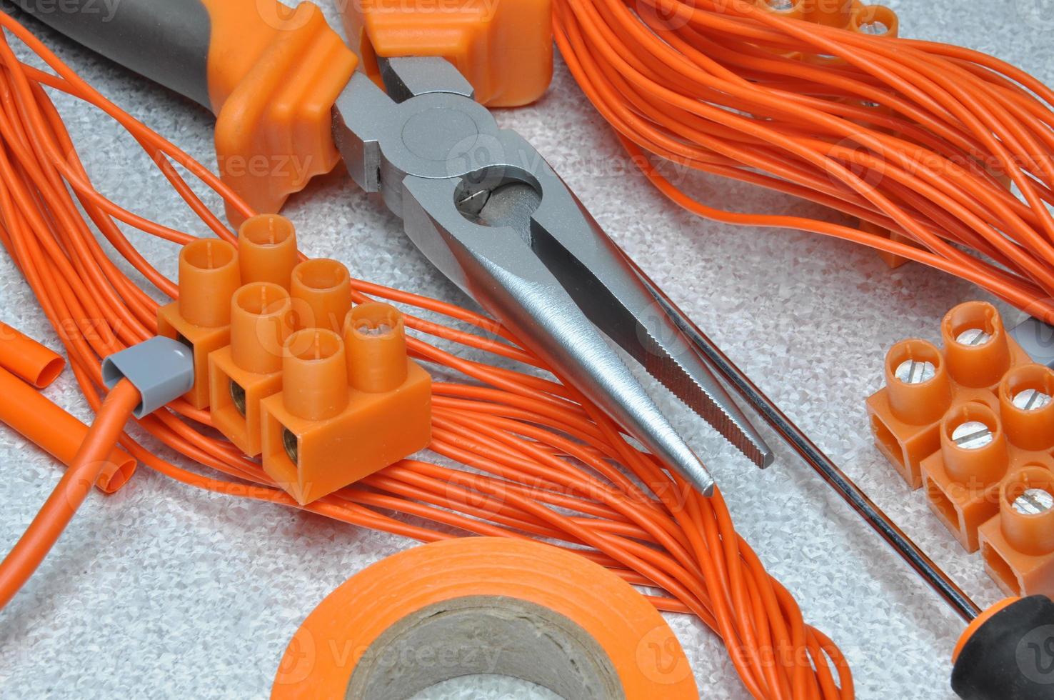 herramientas y kit de componentes eléctricos para usar en instalaciones eléctricas foto