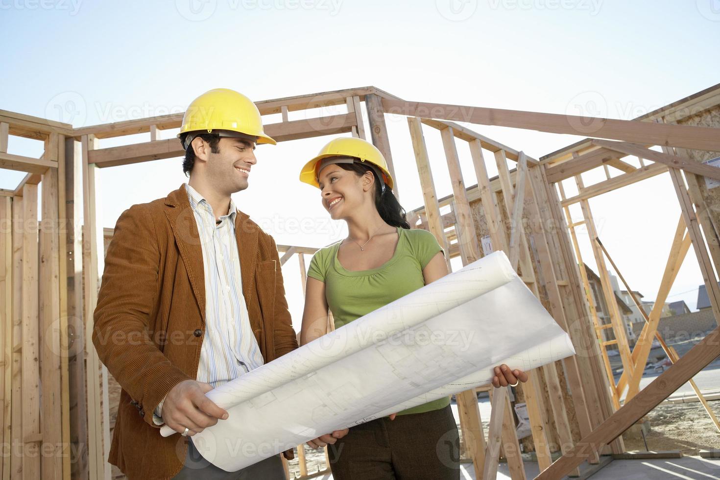 pareja construyendo su casa 1138321 Foto de stock en Vecteezy