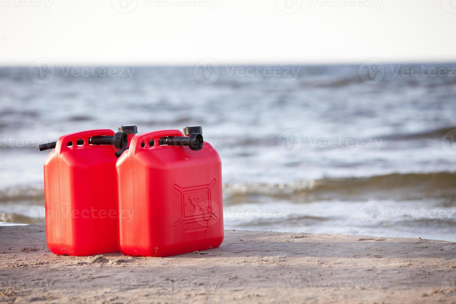 latas de gasolina roja foto