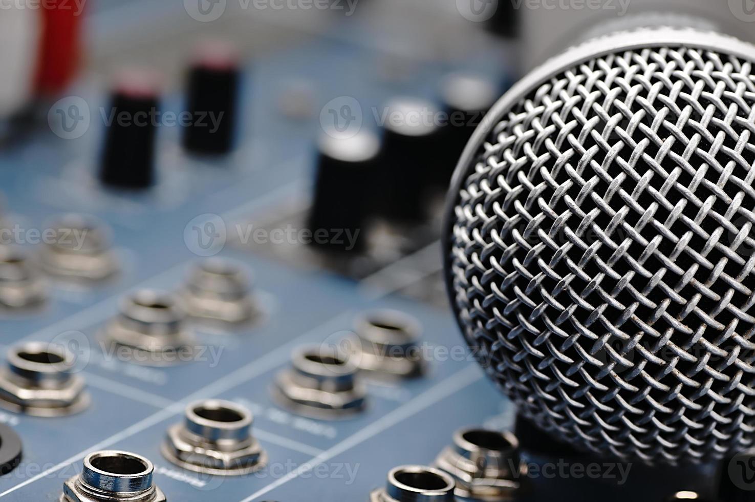 mezclador de audio y un micrófono plateado. foto