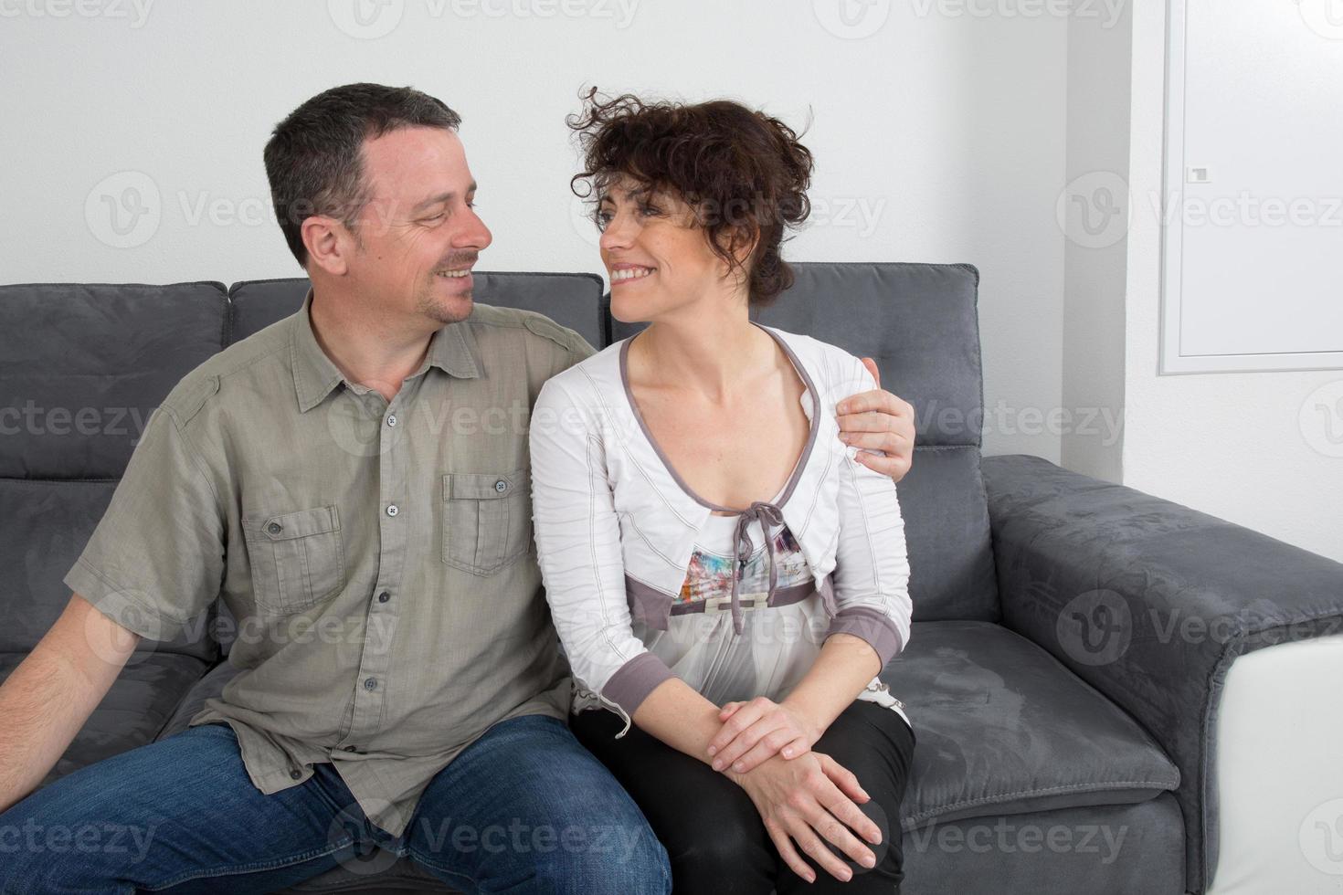 complicidad de una pareja en el sofá 1149089 Foto de stock en Vecteezy complicidad de una pareja en el sofá 1149089 Foto de stock en Vecteezy