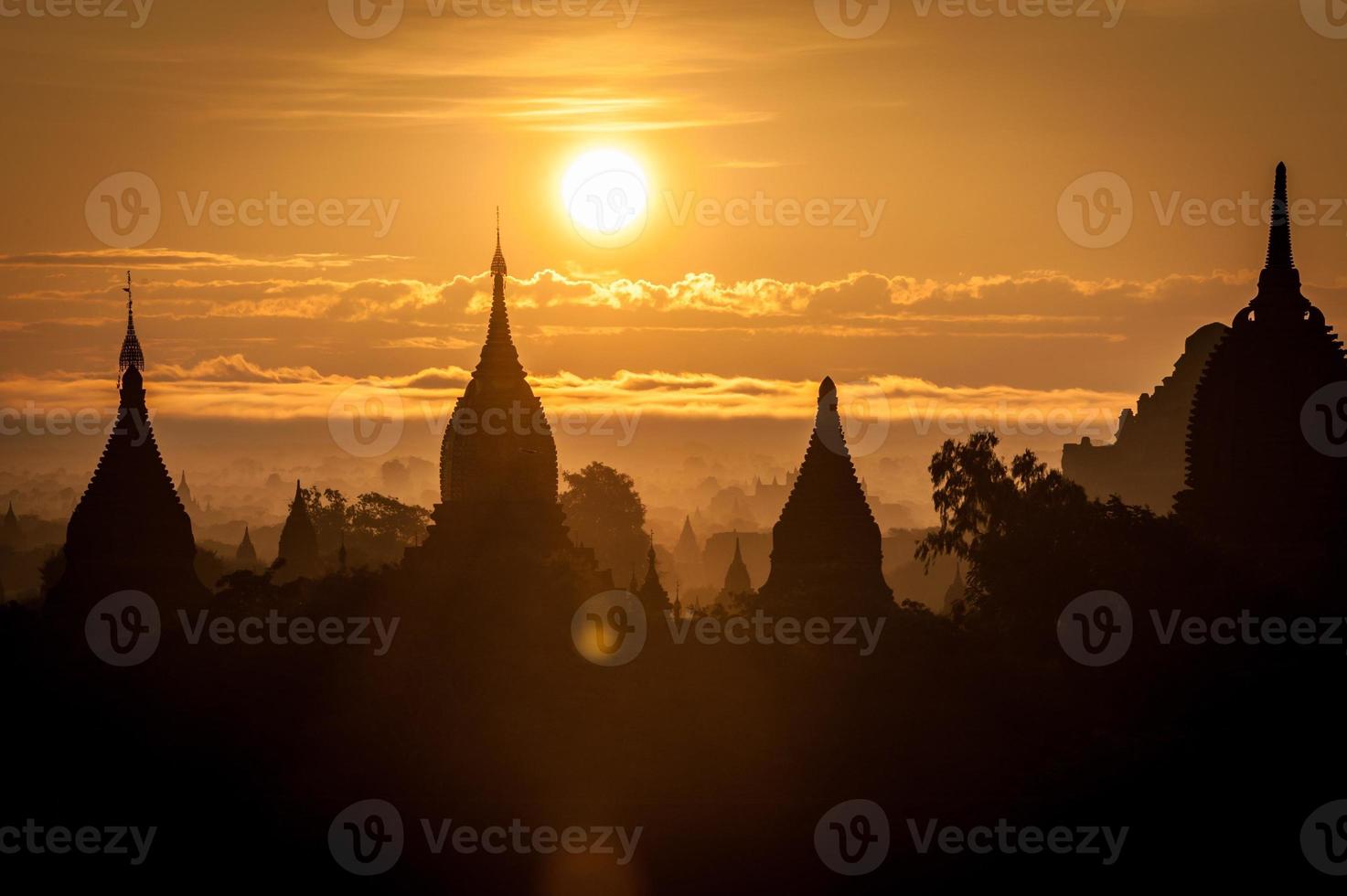 Sunrise at Bagan photo