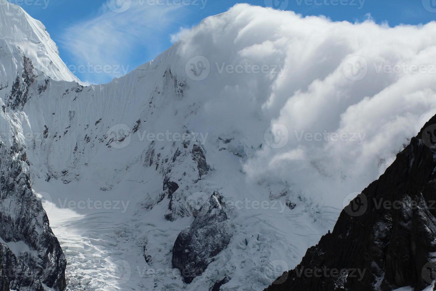 las nubes ruedan a través de las montañas de los andes foto