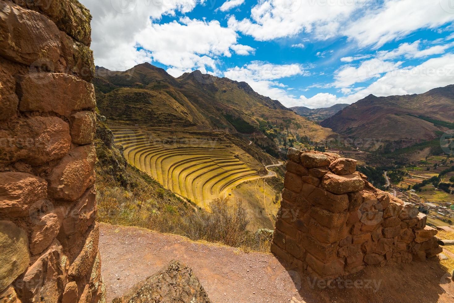 Terrazas y paredes incas en pisac, valle sagrado, perú foto