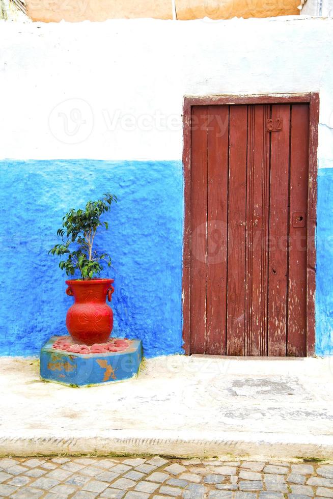 azul histórico en estilo jarrón de cerámica de África foto