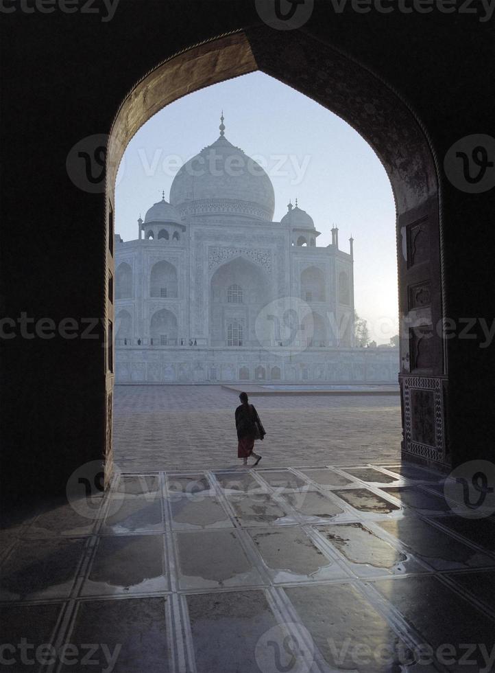 Taj Mahal visto a través de un arco foto