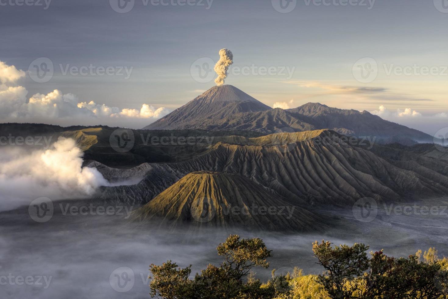 Volcán Bromo después de la erupción foto
