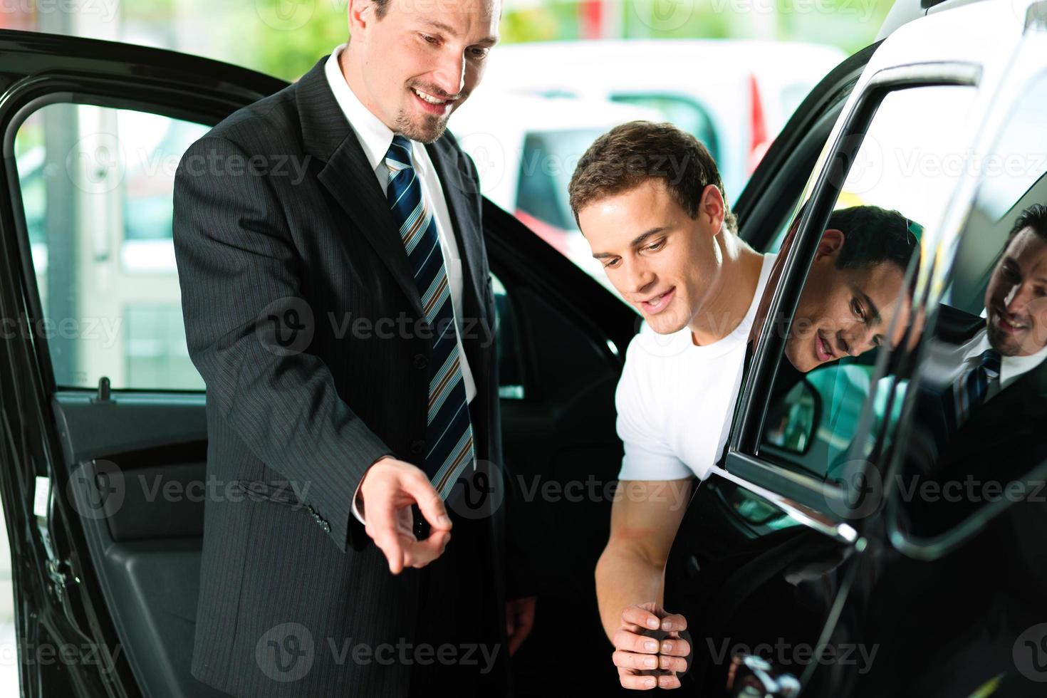 Mann comprando un auto al vendedor foto