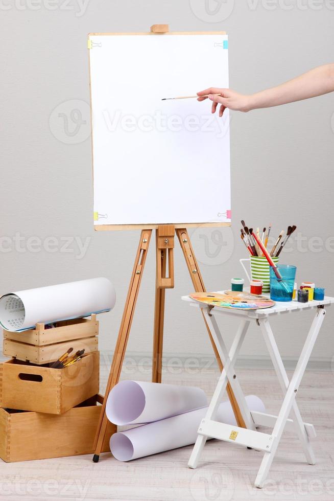 dibujo de pintura sobre sábana blanca magra en la habitación foto
