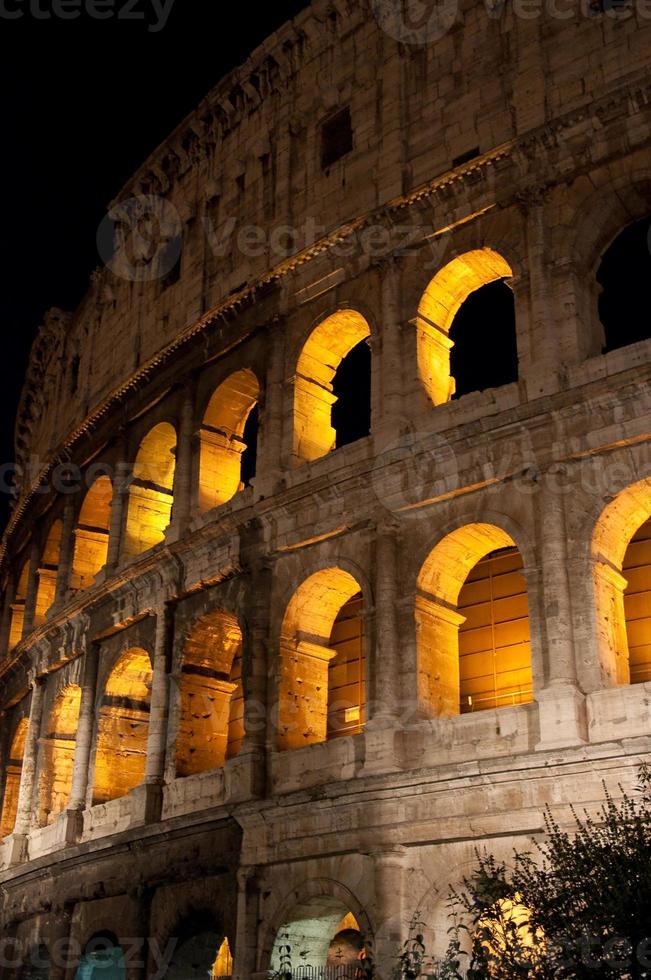 El coliseo de la noche. Roma, Italia. foto