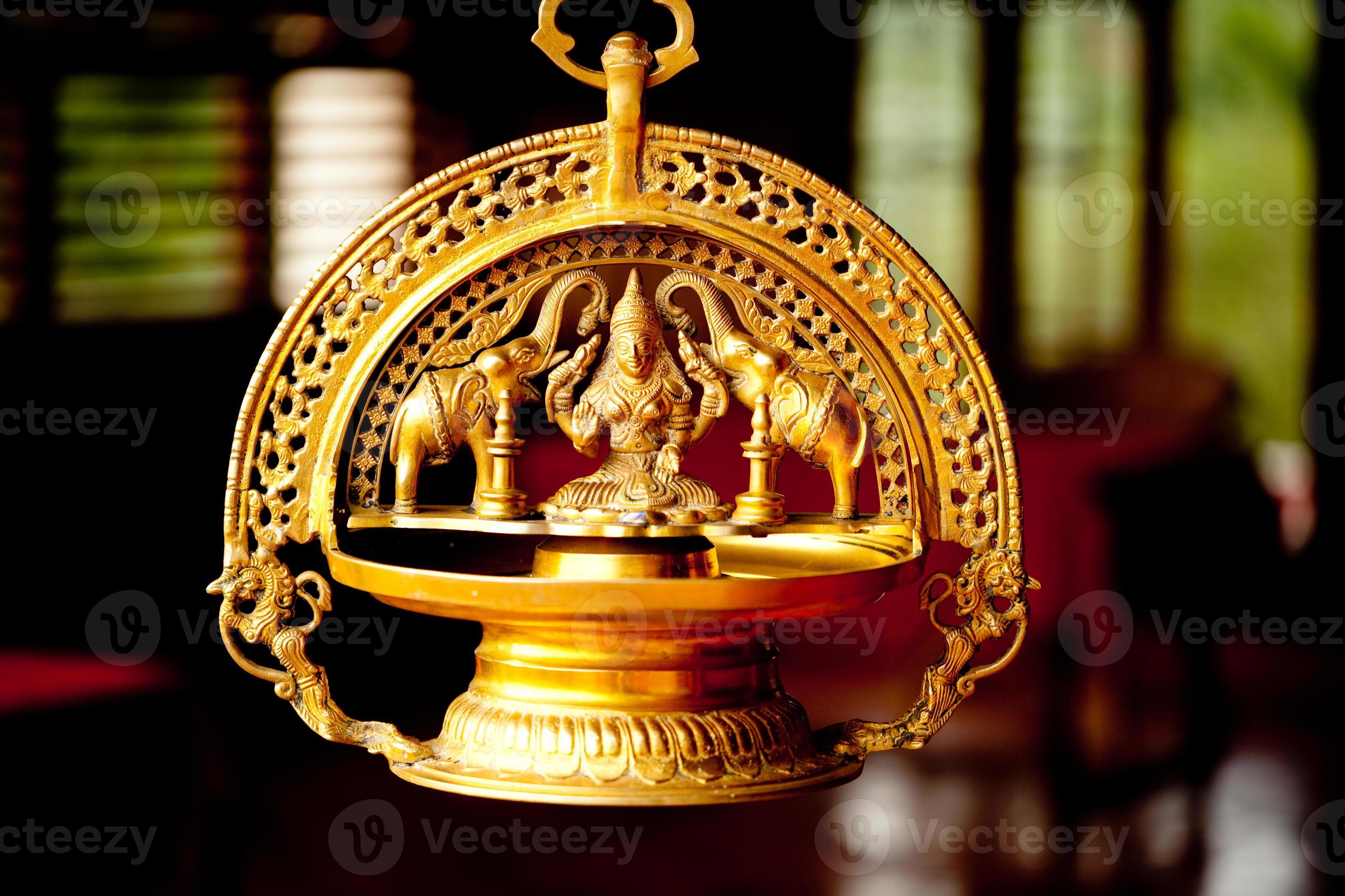Diosa india de oro y escultura de dos elefantes foto