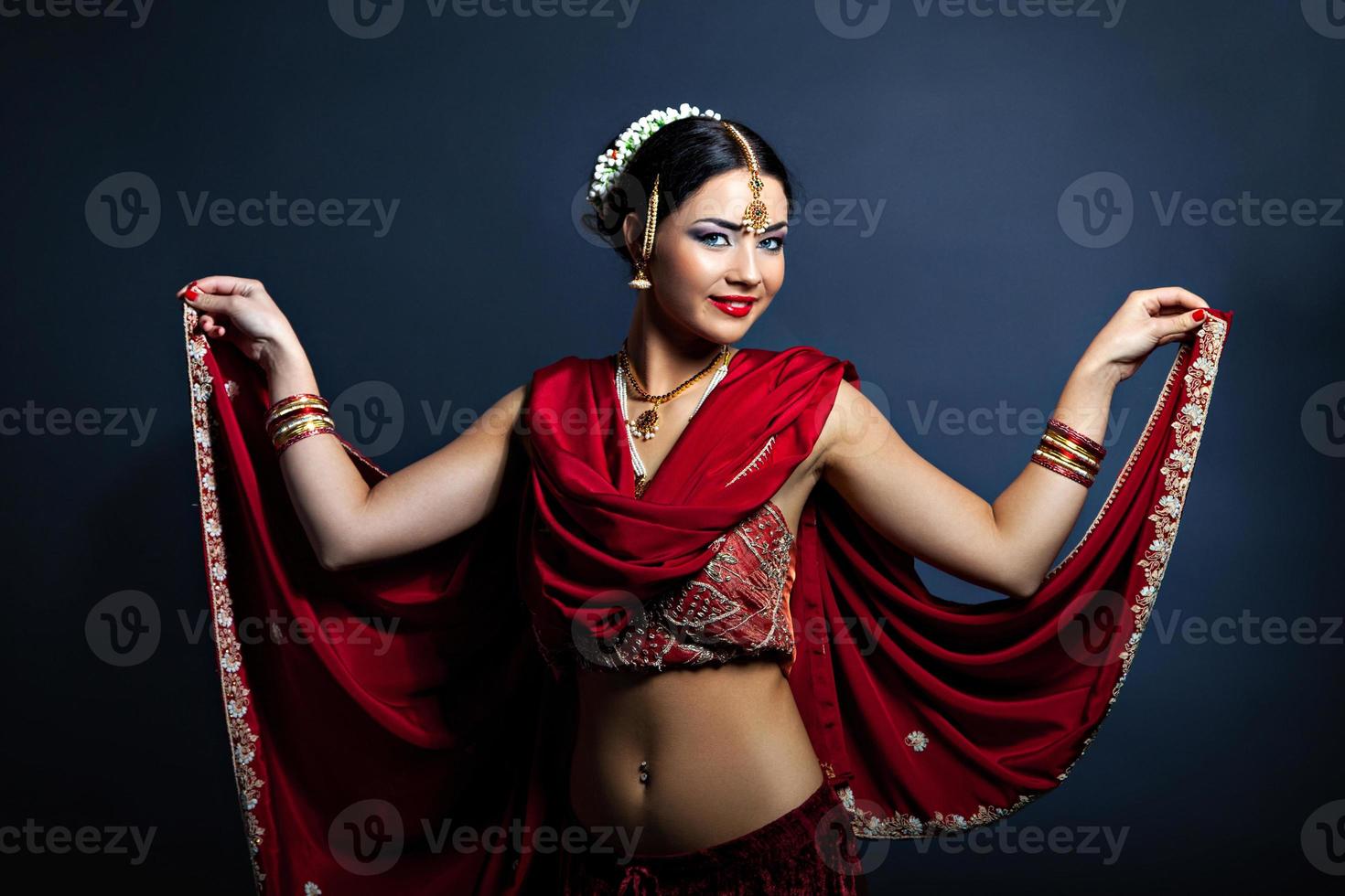 joven sonriente en ropa tradicional india bailando 1182043 Foto de en Vecteezy