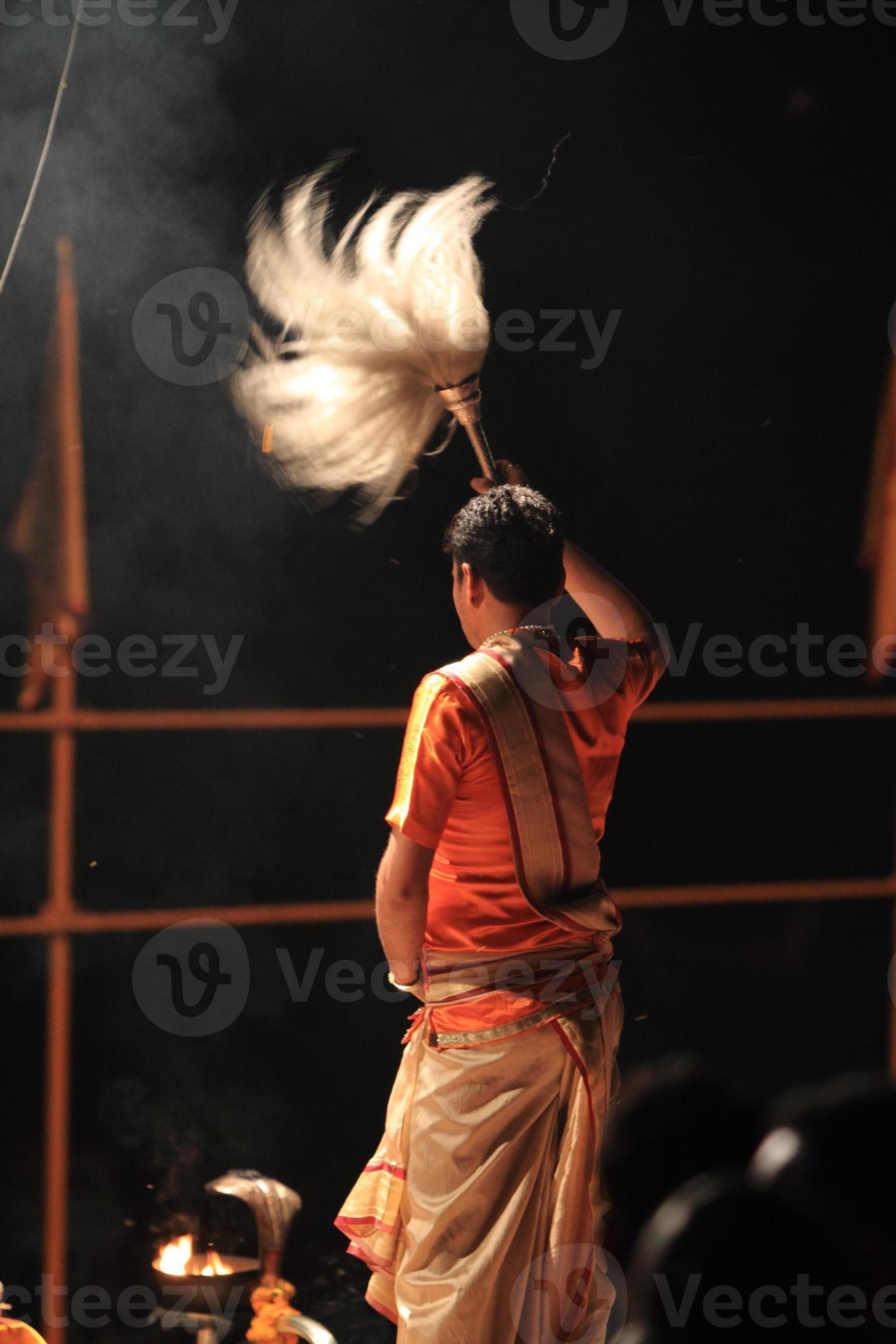 Sacerdote hindú en Varanasi, India foto