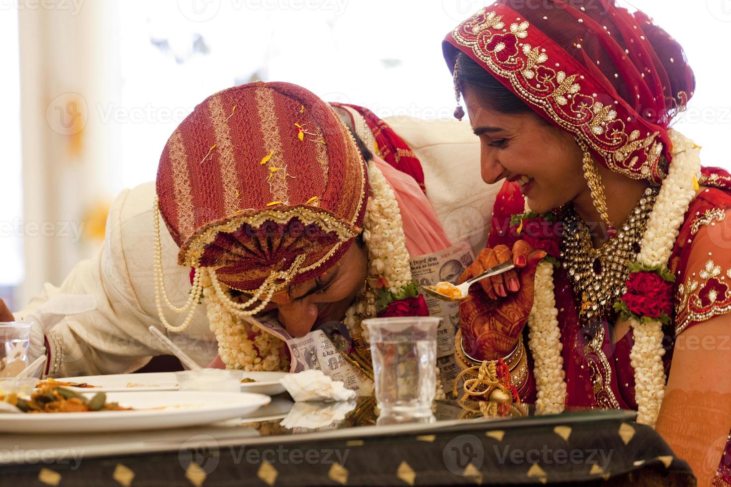 Feliz pareja india en su boda. foto