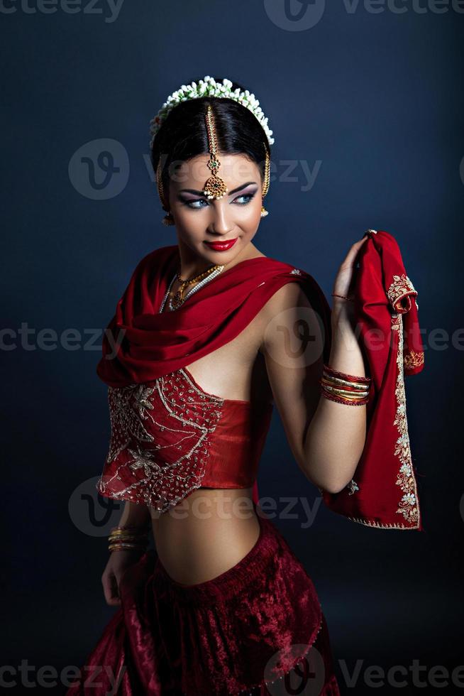 mujer bailando en ropa tradicional india 1182688 Foto de stock en Vecteezy