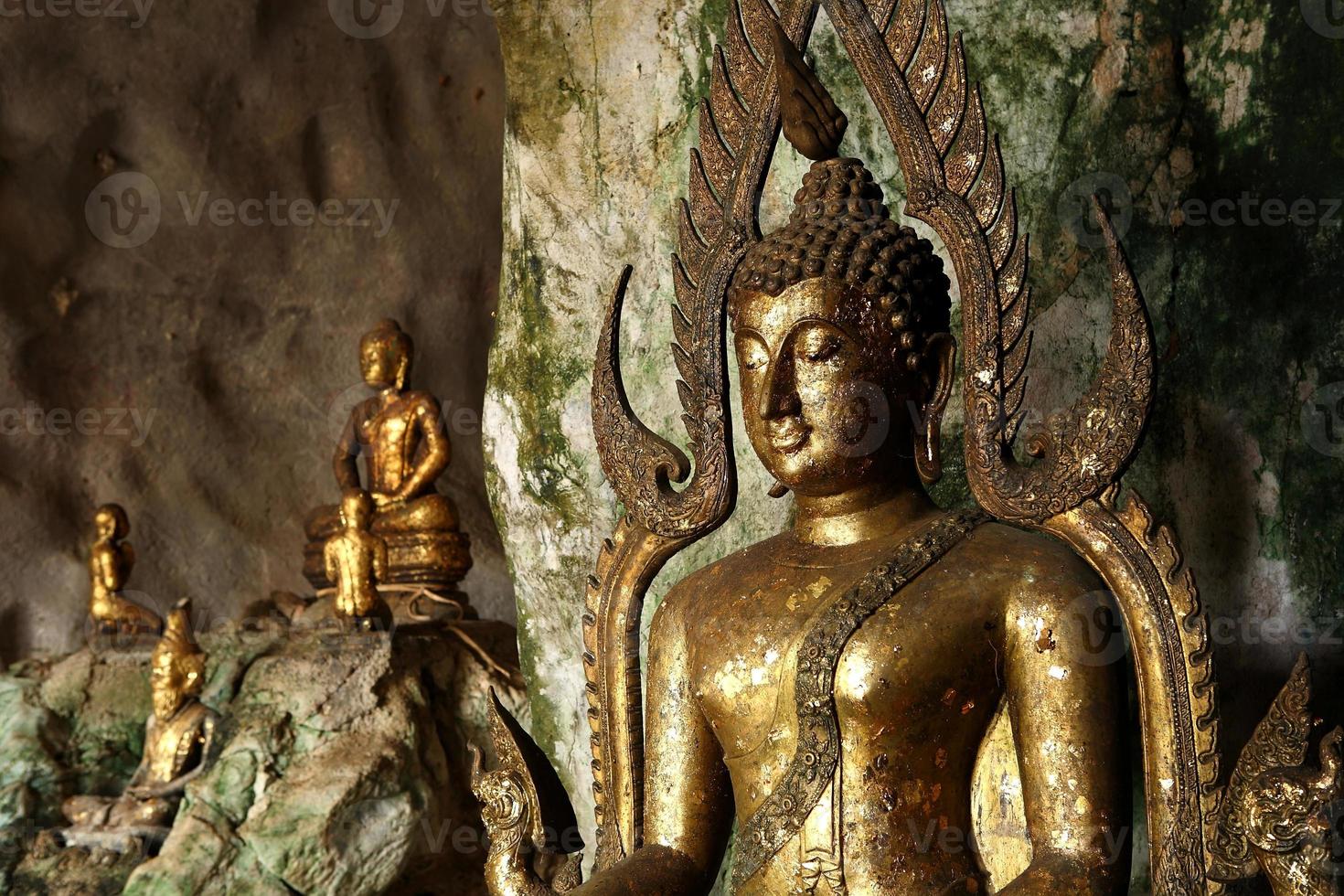 estatuas de Buda en una cueva foto