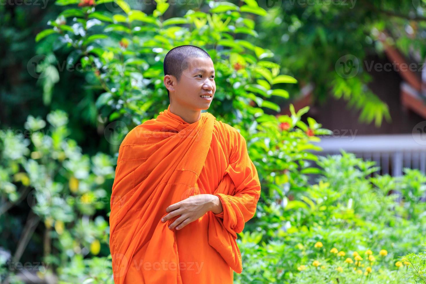 Retrato de joven monje budista foto
