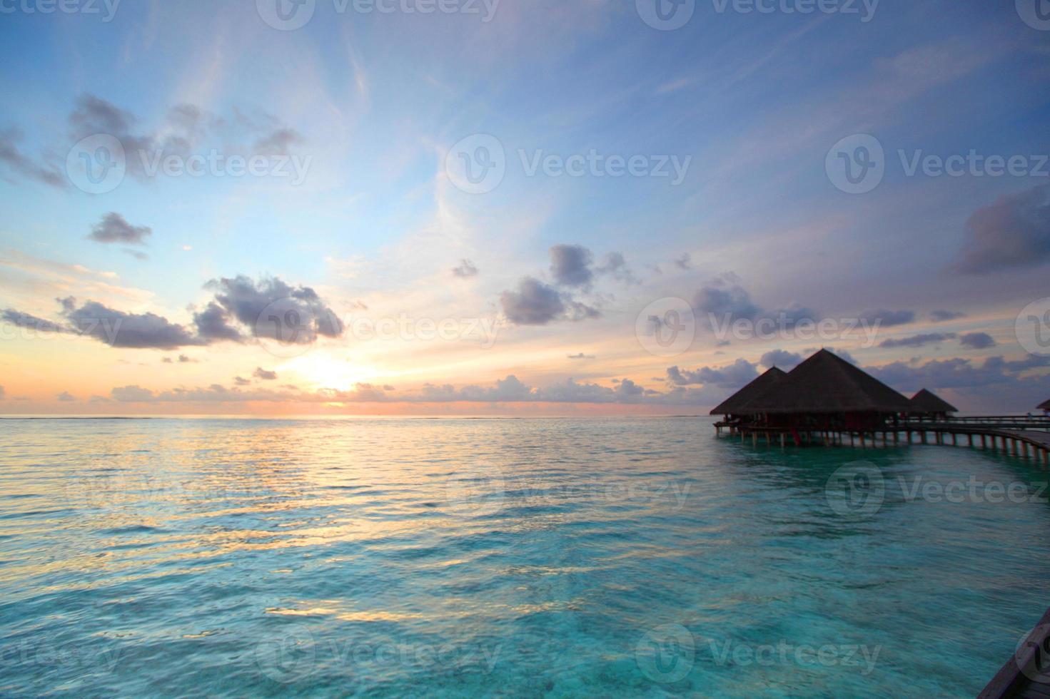 casas maldivas en el amanecer foto