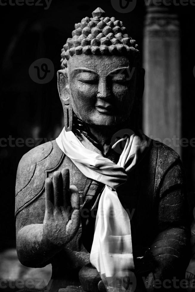 estatua de Buda en blanco y negro foto