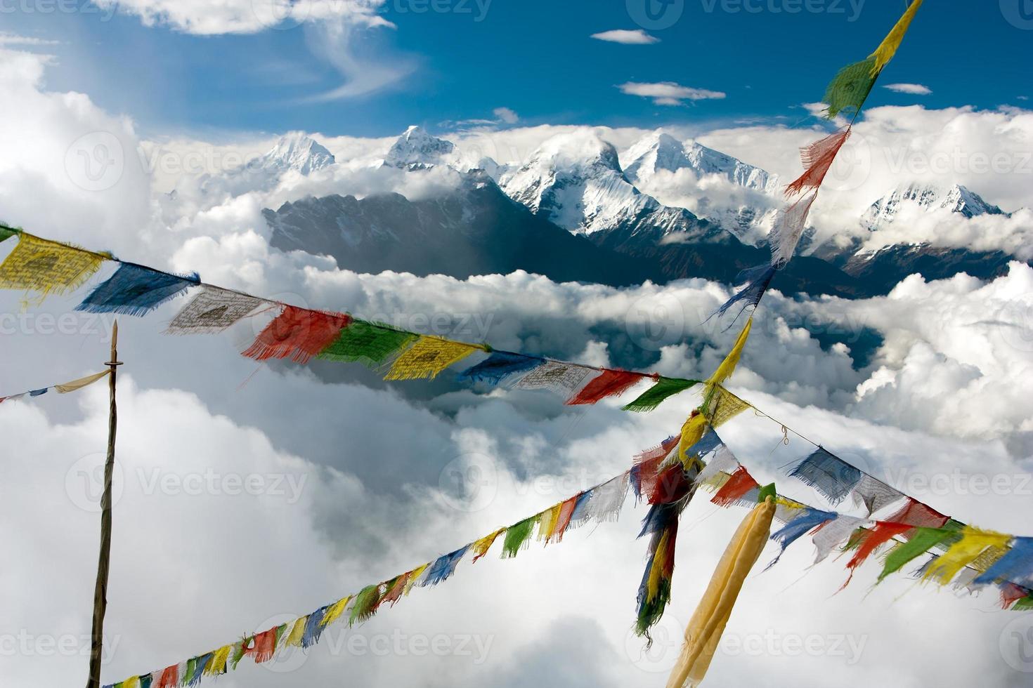 Ganesh Himal con banderas de oración - Nepal foto