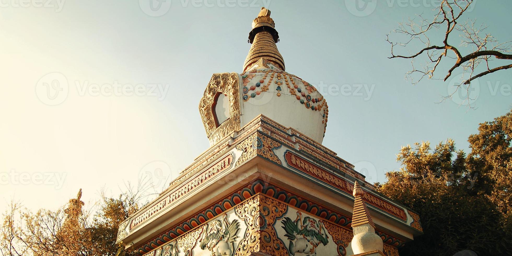 pequeña estupa cerca del templo swayambhunath - filtro vintage. foto