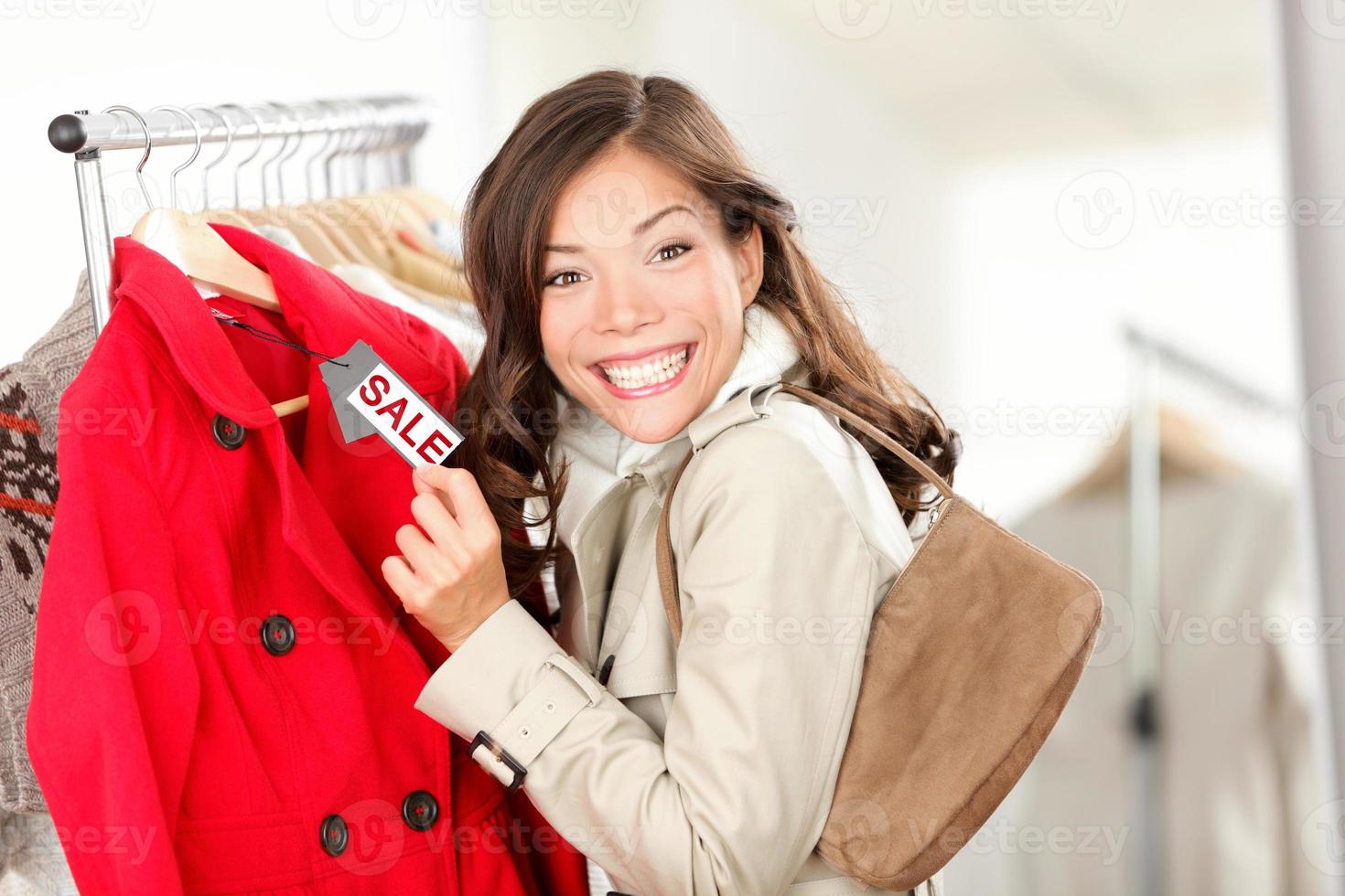 mujer de compras en venta de ropa 1185716 Foto stock en