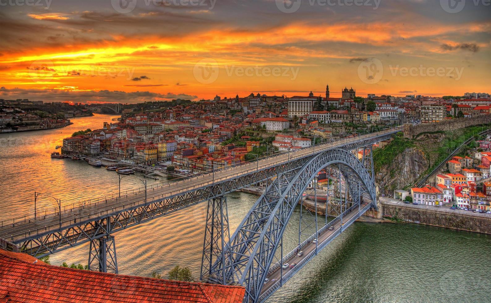 Porto con el puente Dom Luis - Portugal foto