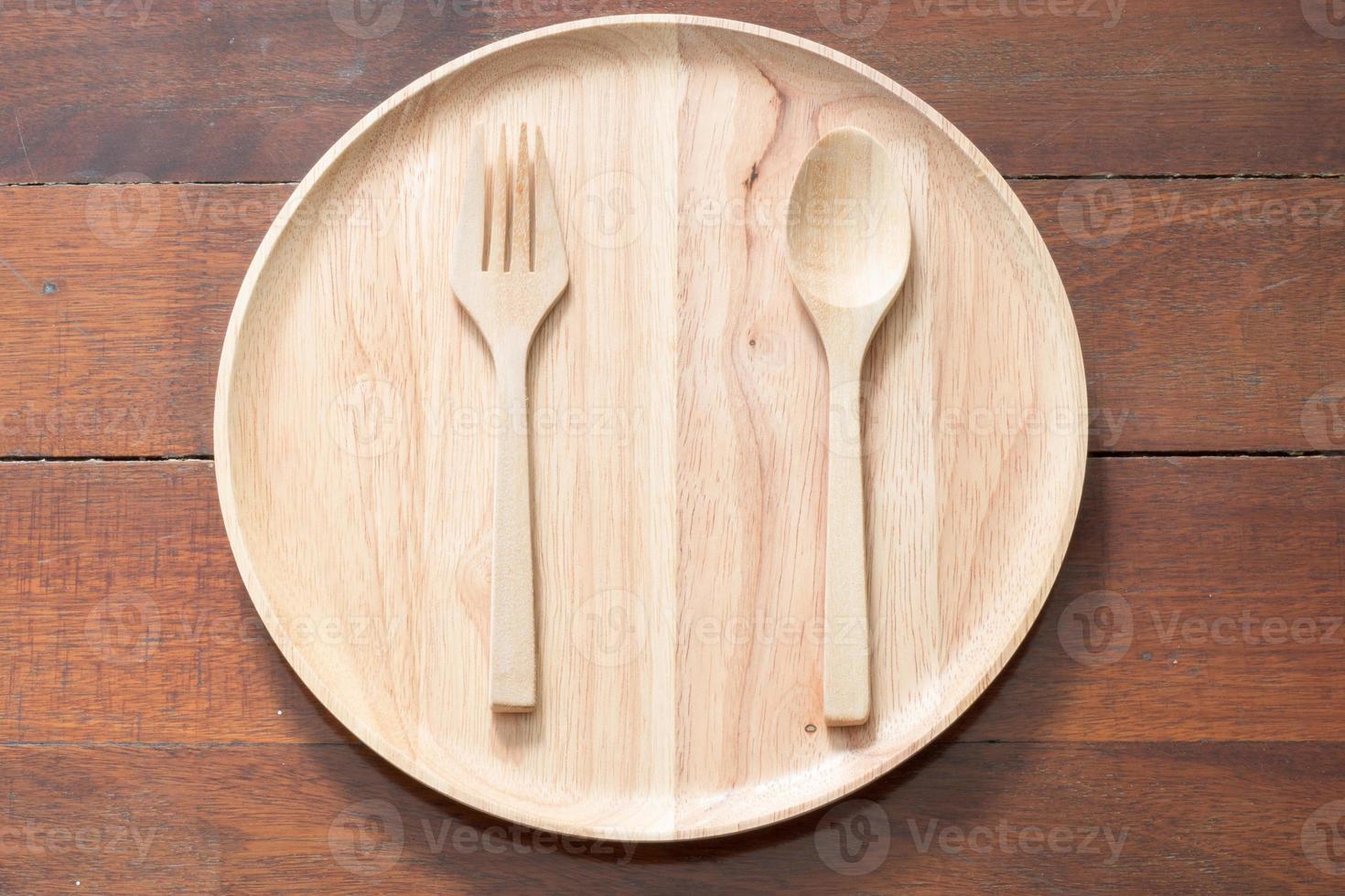 plato de madera vacía foto