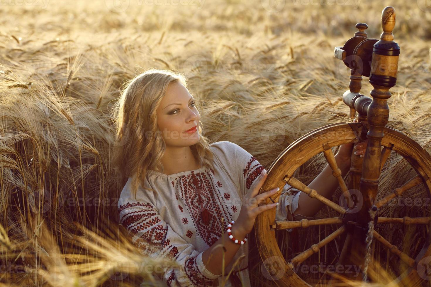 hermosa joven ucraniana en traje tradicional foto