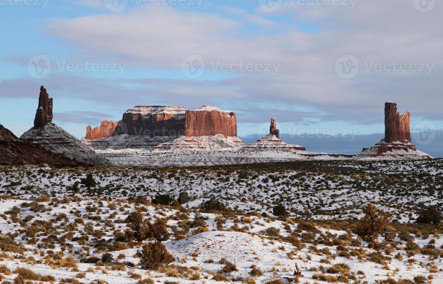 el majestuoso valle del monumento en invierno foto