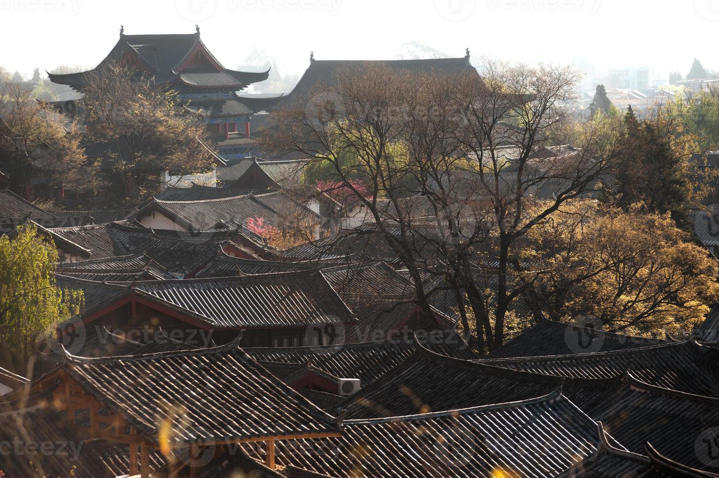 techos del antiguo casco antiguo de lijiang dayan histórico. foto