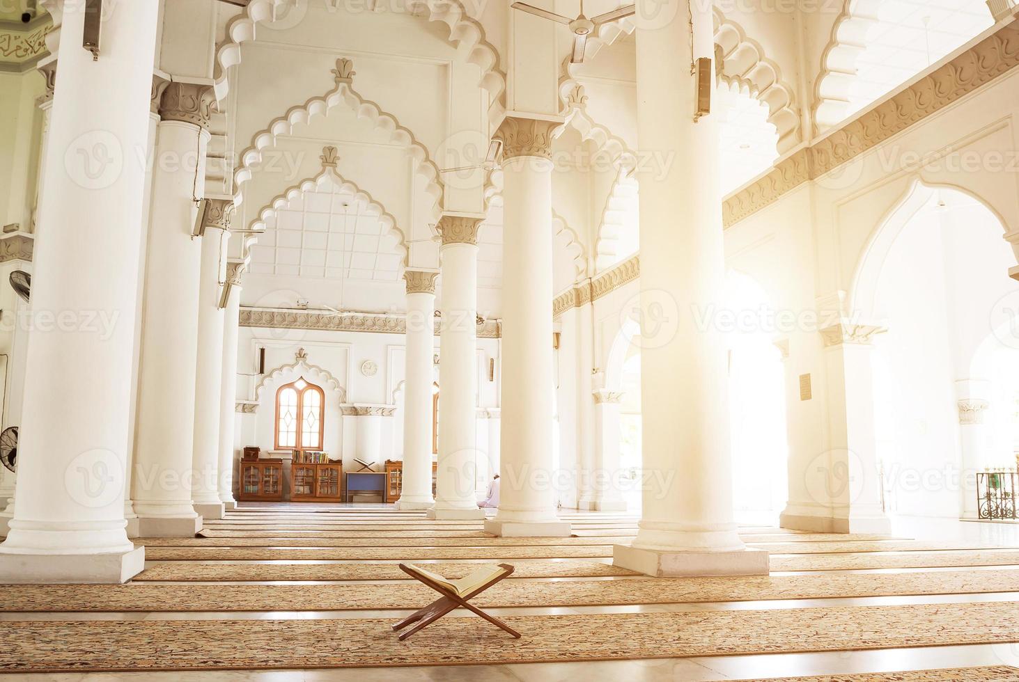 interior de la mezquita de malasia foto