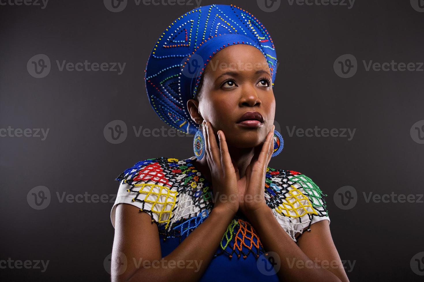 mujer zulu africana pensativa mirando hacia arriba foto