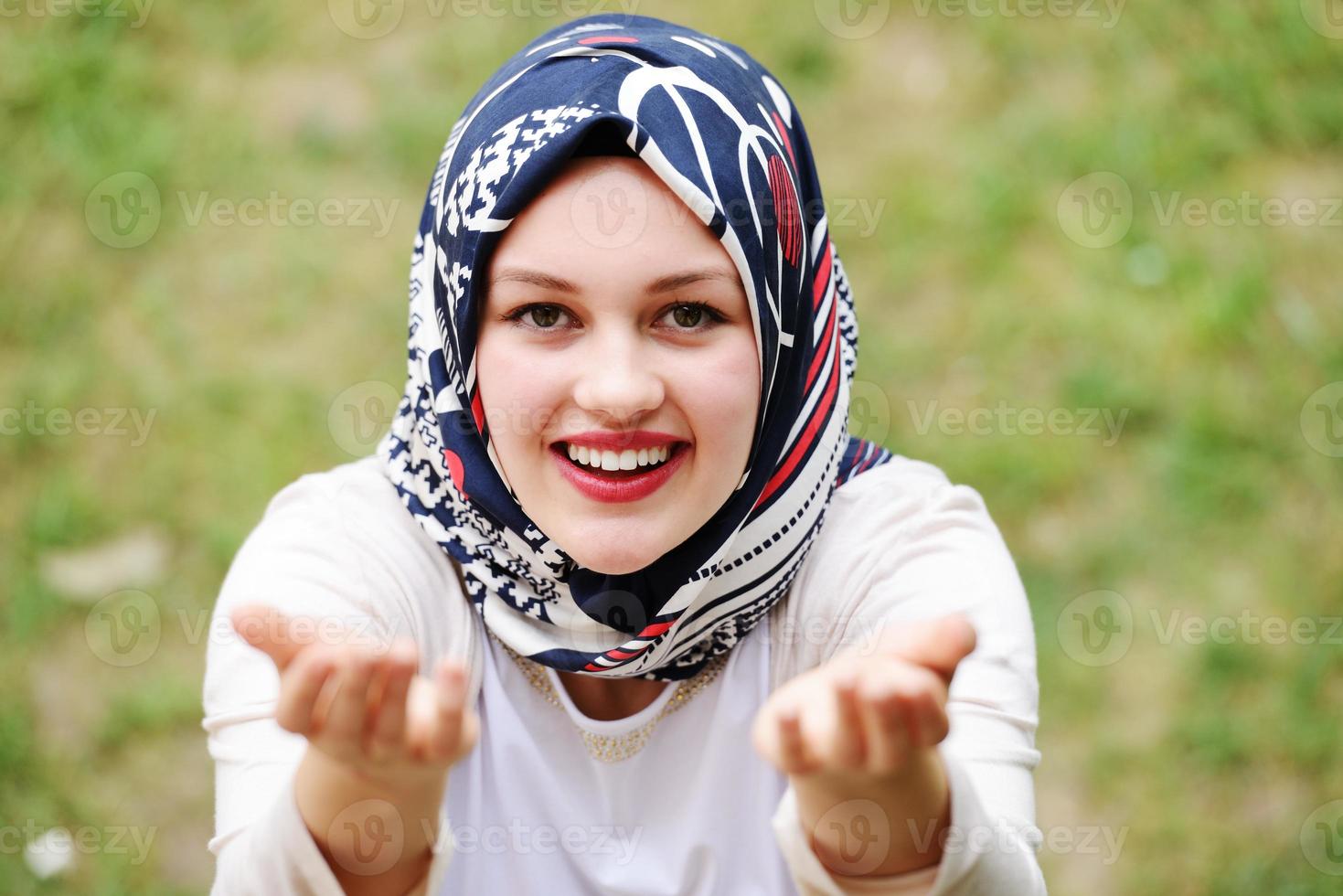 Retrato de joven hermosa niña musulmana foto