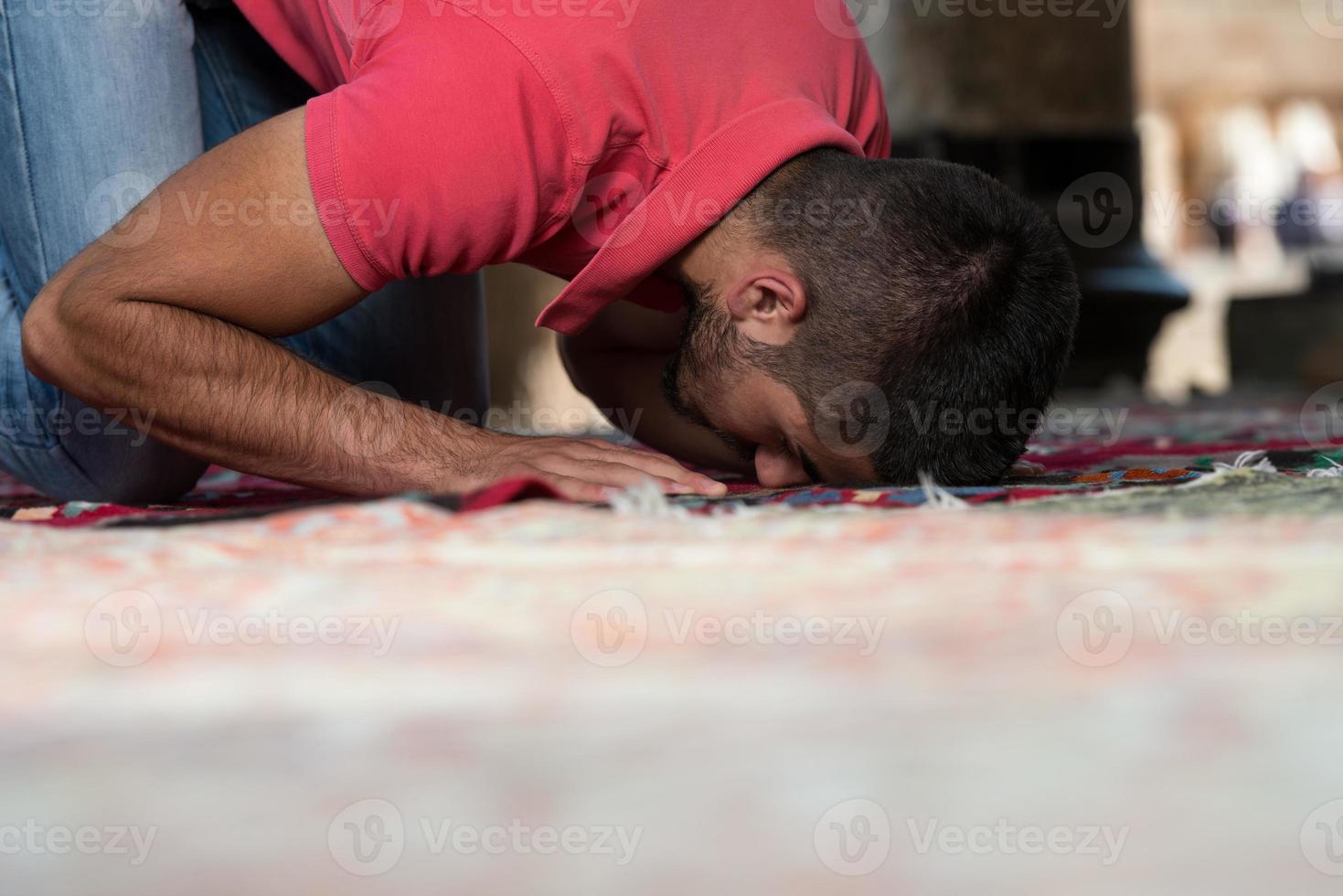 musulmanes rezando en la mezquita foto