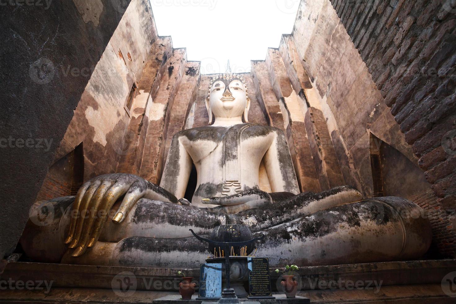 Antigua estatua de Buda. Parque histórico de Sukhothai, Tailandia foto