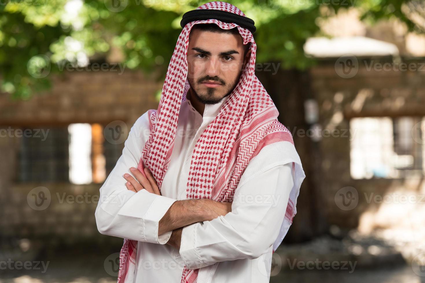 Retrato de hombre joven árabe Emiratos Sauditas foto